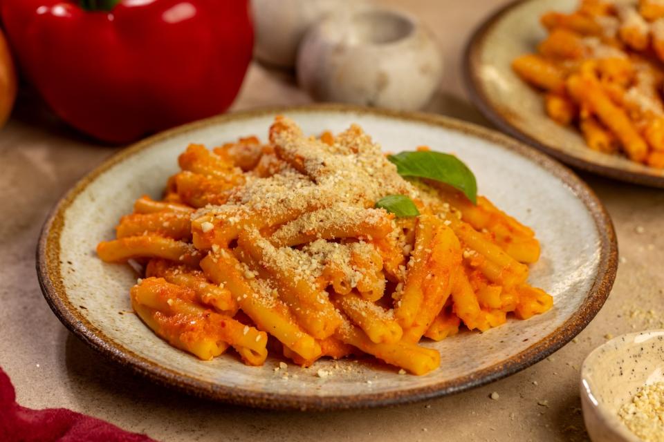 Cestoviny s paprikovou omáčkou a vege parmezánom