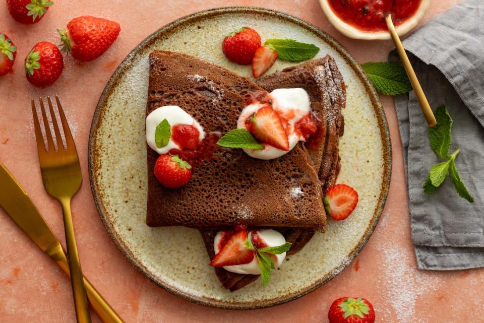 Kakaové palacinky s jahodami a šľahačkou