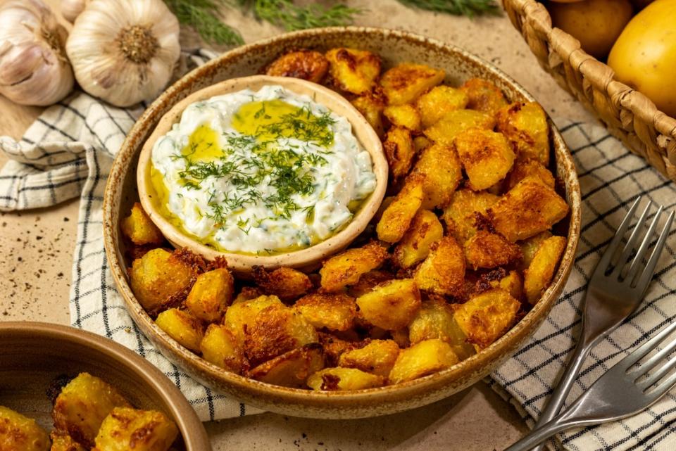 Najchrumkavejšie pečené zemiaky s tzatziki