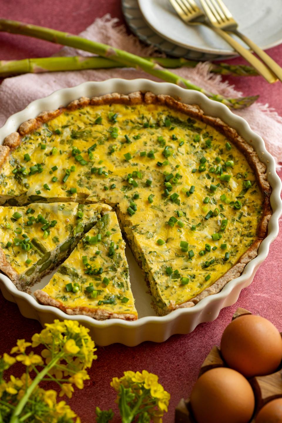 Jarný quiche so špargľou a bylinkami